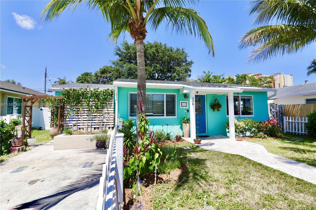Active With Contract: $435,000 (3 beds, 2 baths, 1032 Square Feet)