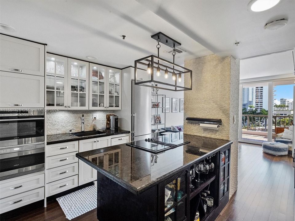 For Sale: $600,000 (1 beds, 1 baths, 717 Square Feet)