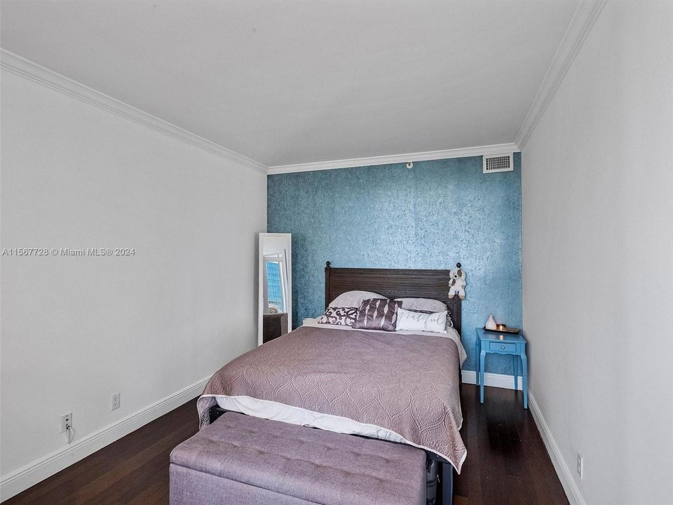 For Sale: $600,000 (1 beds, 1 baths, 717 Square Feet)