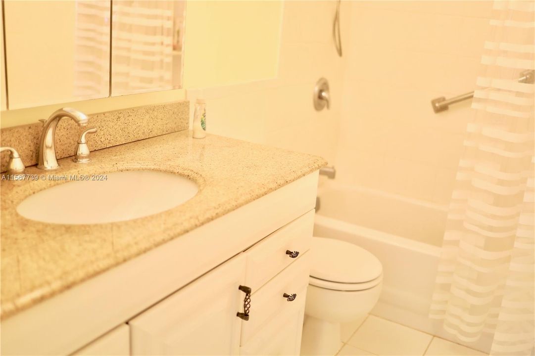 For Sale: $165,000 (1 beds, 1 baths, 665 Square Feet)