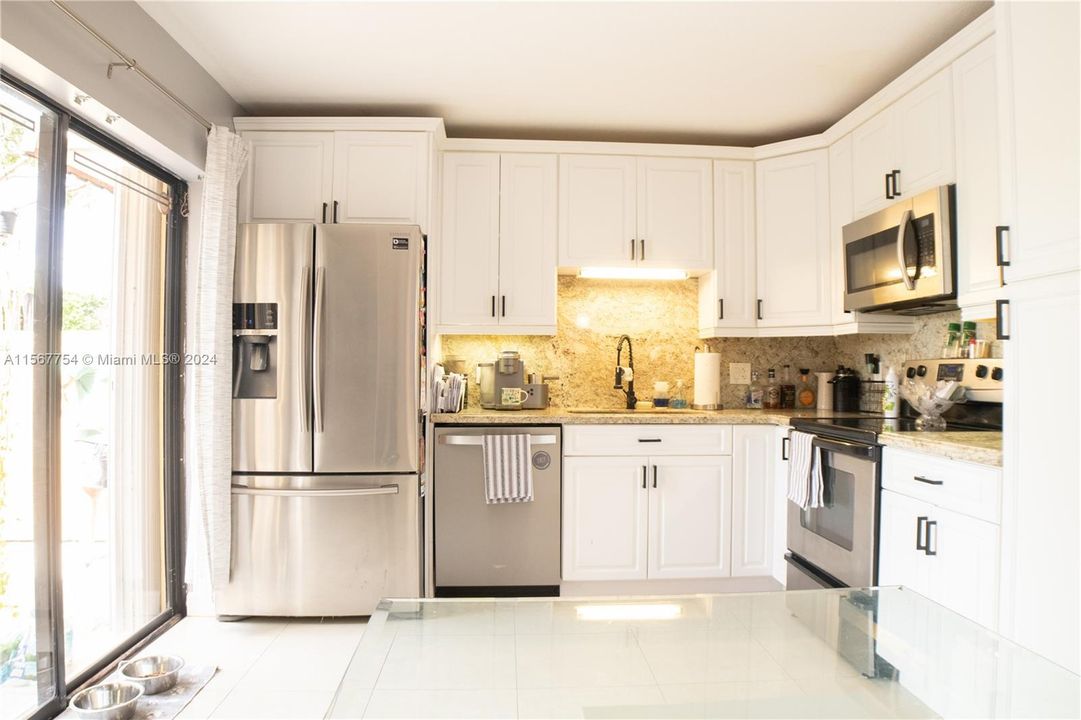 Active With Contract: $2,700 (2 beds, 2 baths, 1372 Square Feet)