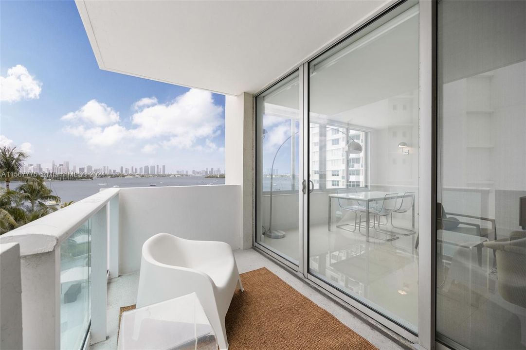 For Sale: $829,000 (1 beds, 1 baths, 994 Square Feet)