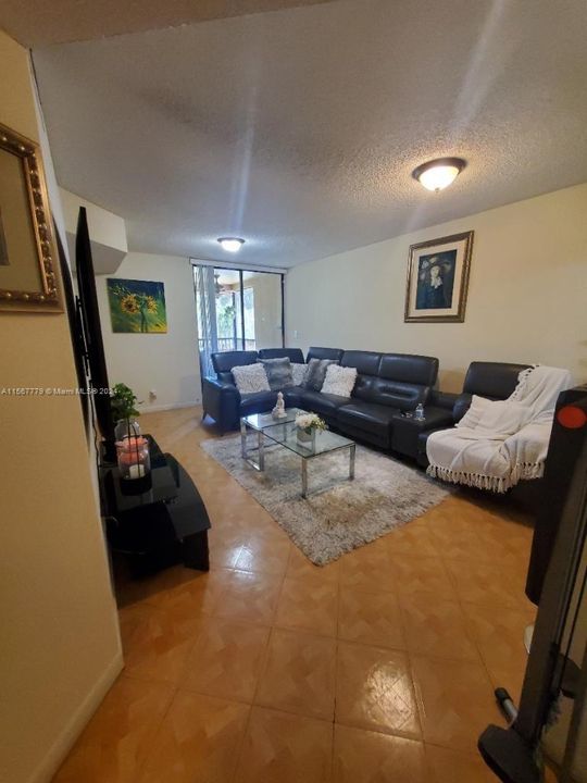 For Sale: $315,000 (2 beds, 1 baths, 850 Square Feet)