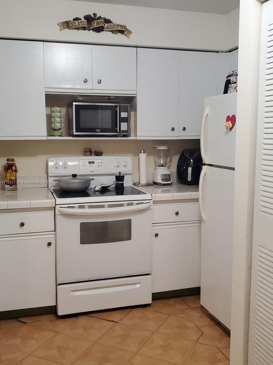 For Sale: $315,000 (2 beds, 1 baths, 850 Square Feet)