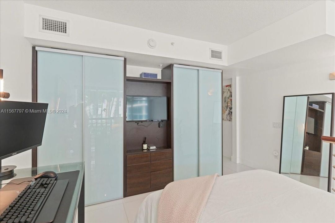 For Sale: $560,000 (1 beds, 1 baths, 952 Square Feet)