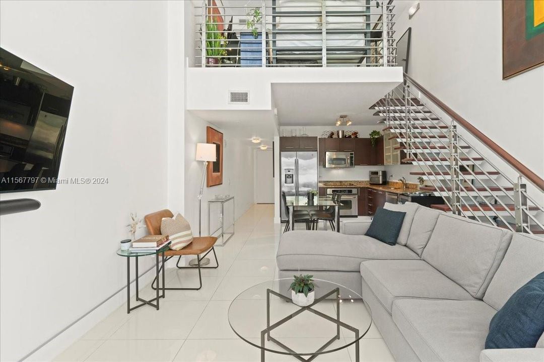 Active With Contract: $560,000 (1 beds, 1 baths, 952 Square Feet)
