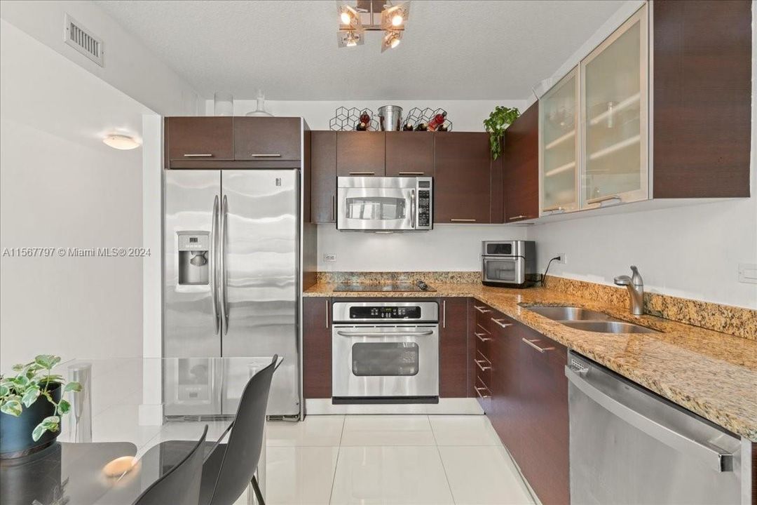For Sale: $560,000 (1 beds, 1 baths, 952 Square Feet)