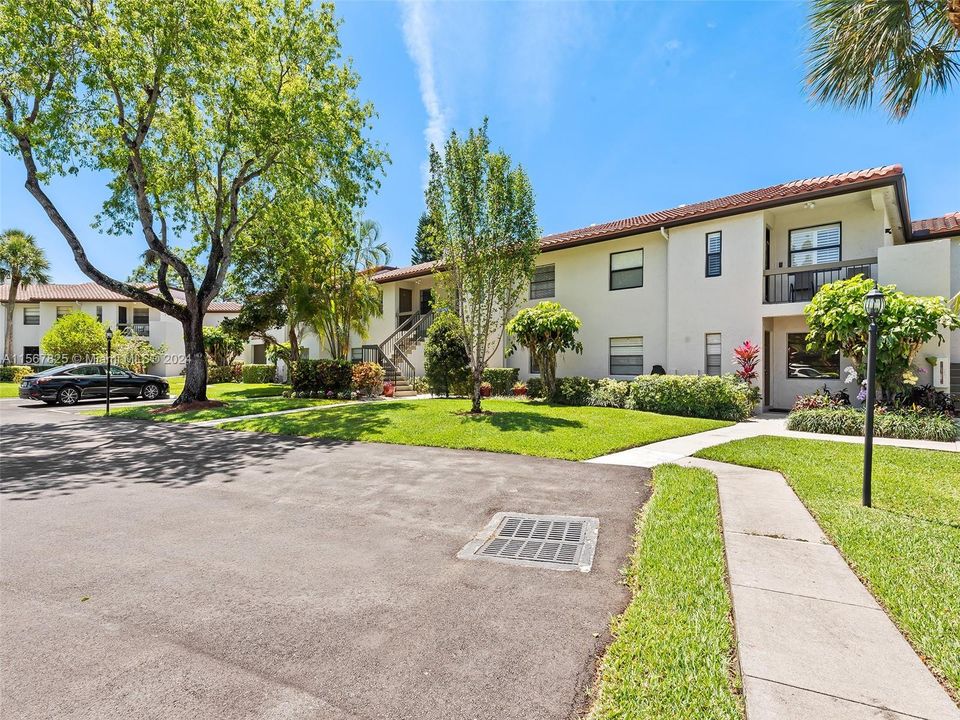 Active With Contract: $329,000 (2 beds, 2 baths, 1266 Square Feet)