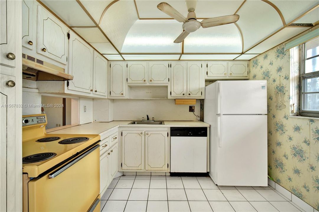 For Sale: $125,000 (1 beds, 1 baths, 710 Square Feet)