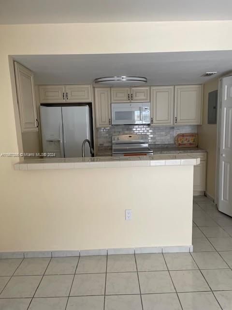 Active With Contract: $2,600 (2 beds, 2 baths, 1000 Square Feet)