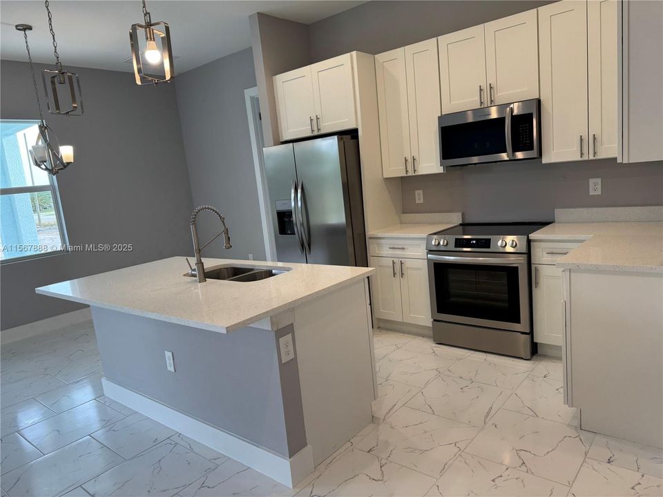 На продажу: $320,000 (4 спален, 2 ванн, 0 Квадратных фут)