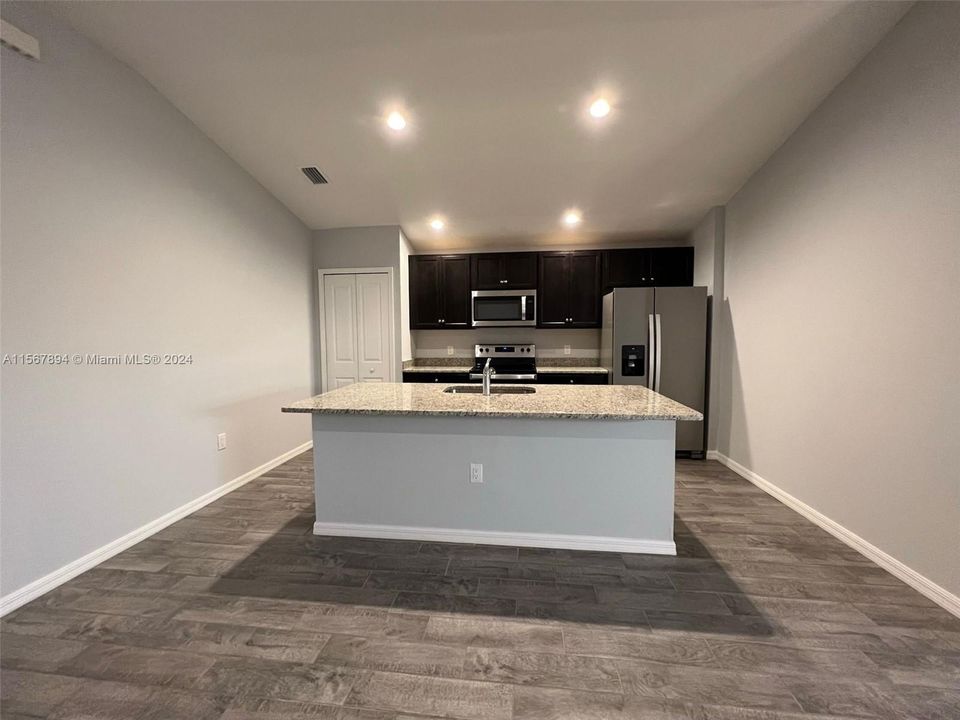 For Rent: $2,450 (4 beds, 2 baths, 1732 Square Feet)