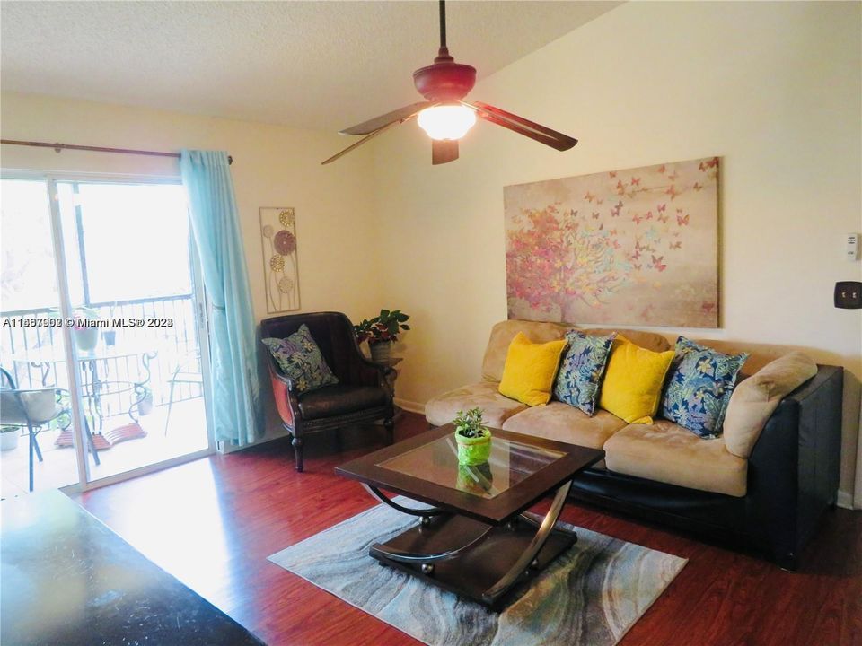 For Sale: $199,999 (2 beds, 1 baths, 860 Square Feet)