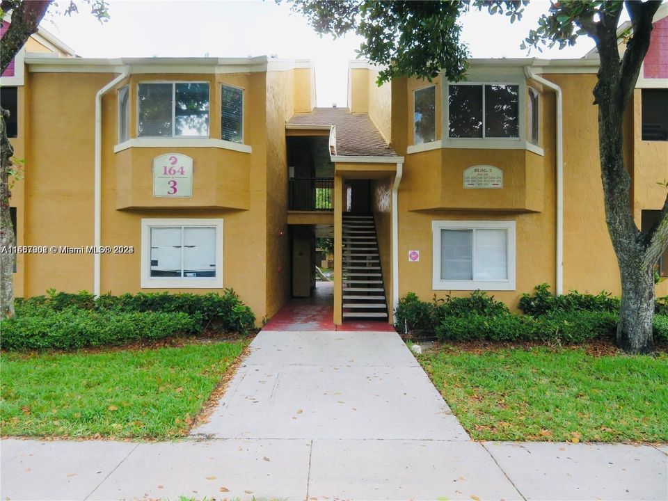 For Sale: $149,999 (2 beds, 1 baths, 860 Square Feet)