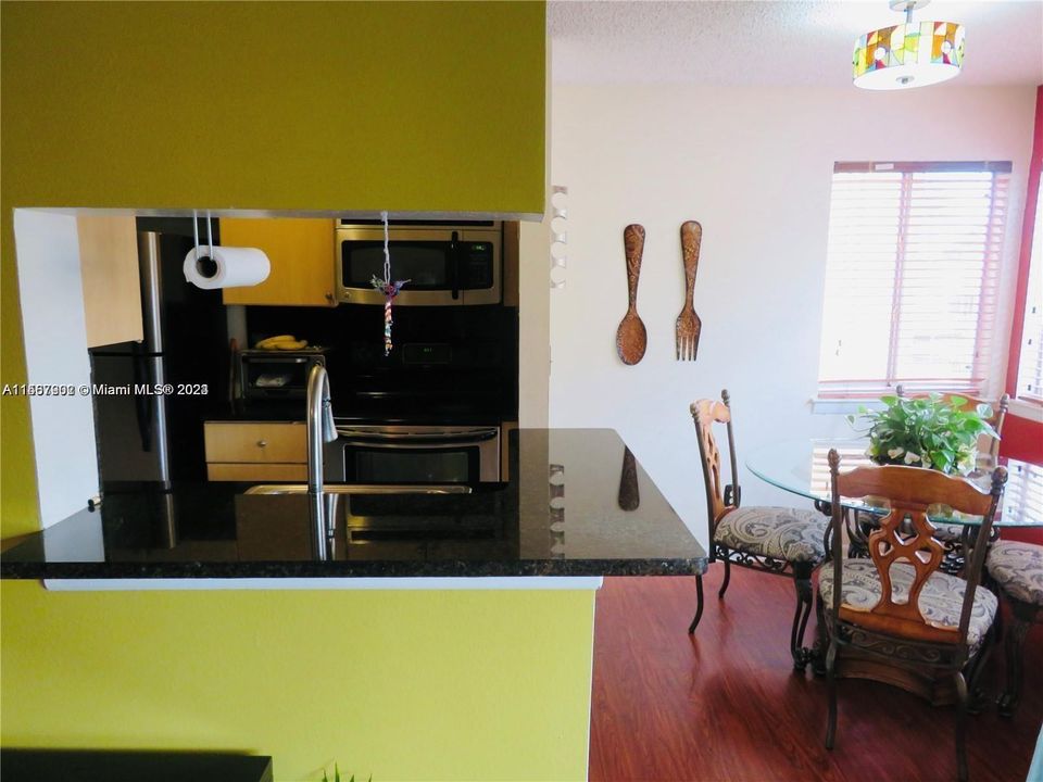 For Sale: $149,999 (2 beds, 1 baths, 860 Square Feet)