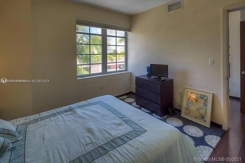For Rent: $3,950 (2 beds, 2 baths, 901 Square Feet)