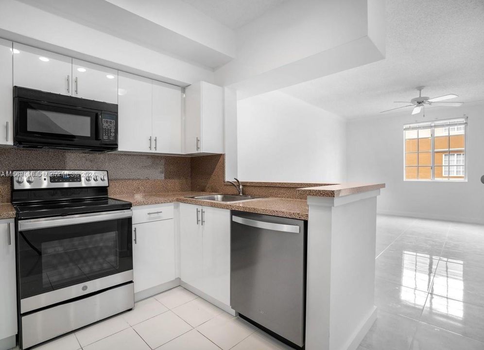 For Rent: $2,550 (1 beds, 1 baths, 859 Square Feet)
