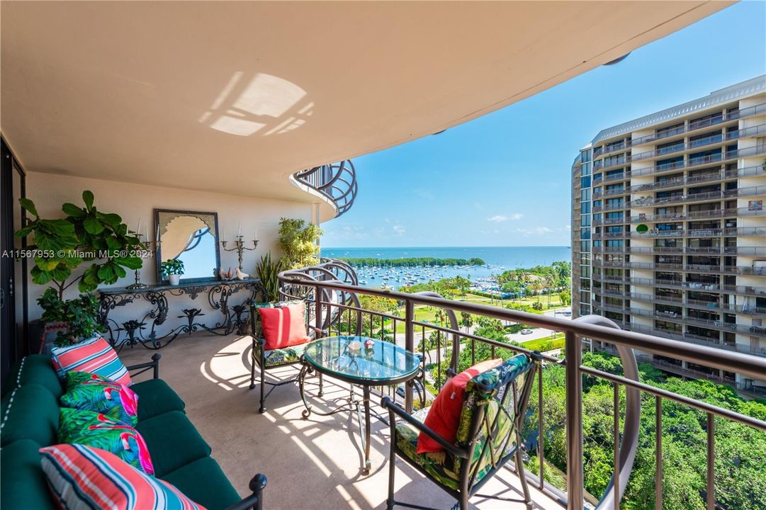 For Sale: $1,296,000 (2 beds, 2 baths, 1142 Square Feet)