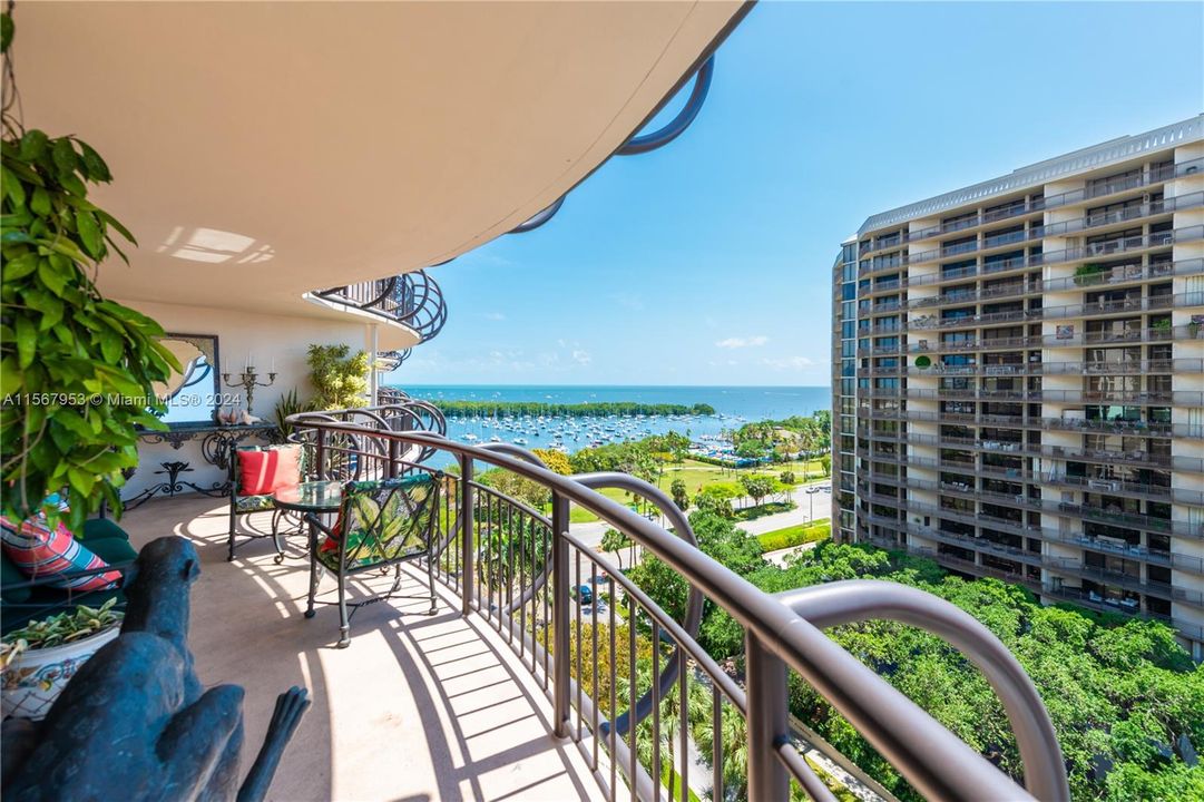 For Sale: $1,296,000 (2 beds, 2 baths, 1142 Square Feet)