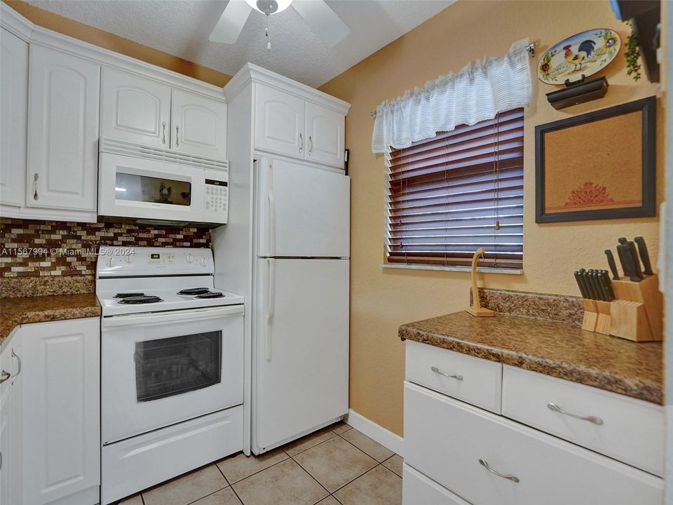 For Sale: $125,000 (1 beds, 1 baths, 684 Square Feet)