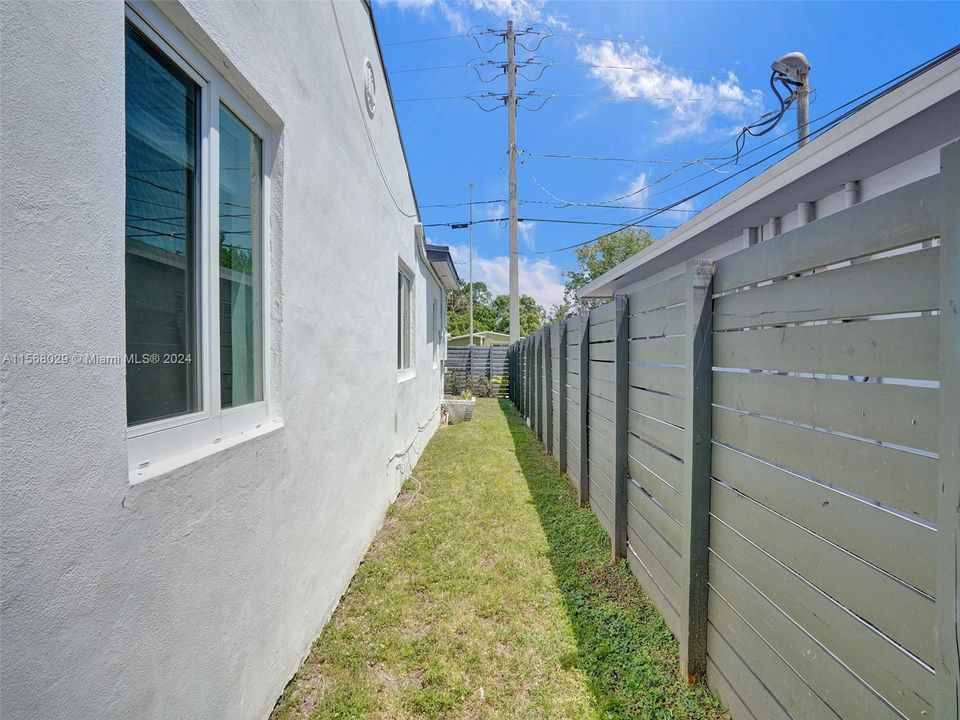 Side yard leading to the enclosed front yard