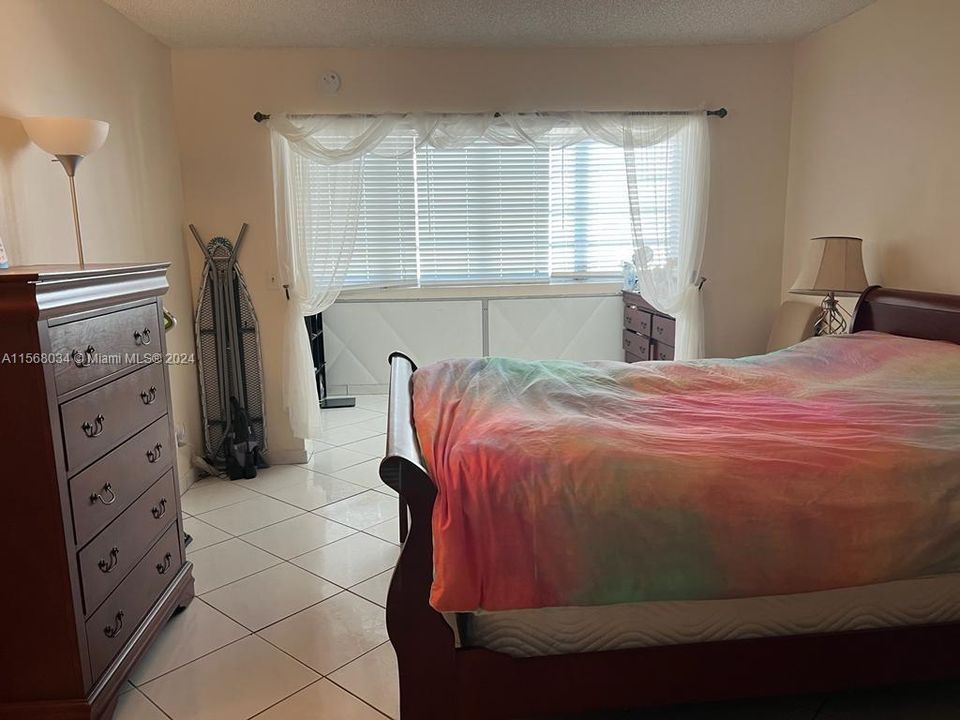 For Rent: $1,200 (1 beds, 1 baths, 770 Square Feet)