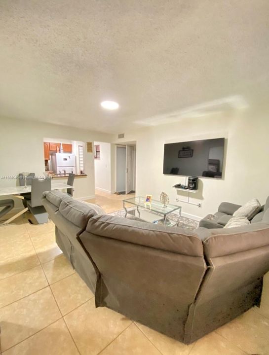 Active With Contract: $273,000 (2 beds, 2 baths, 750 Square Feet)