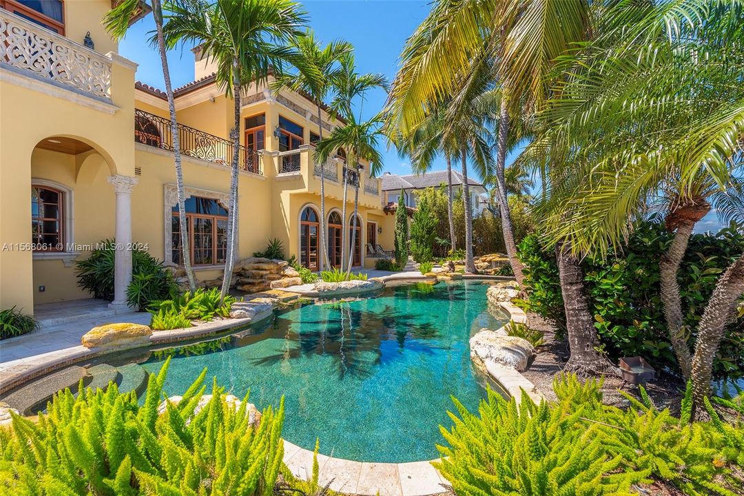 Vendido Recientemente: $17,875,000 (8 camas, 10 baños, 12262 Pies cuadrados)