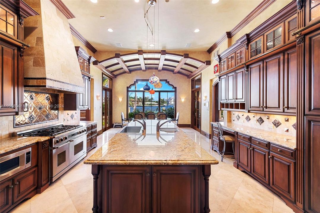 Vendido Recientemente: $17,875,000 (8 camas, 10 baños, 12262 Pies cuadrados)