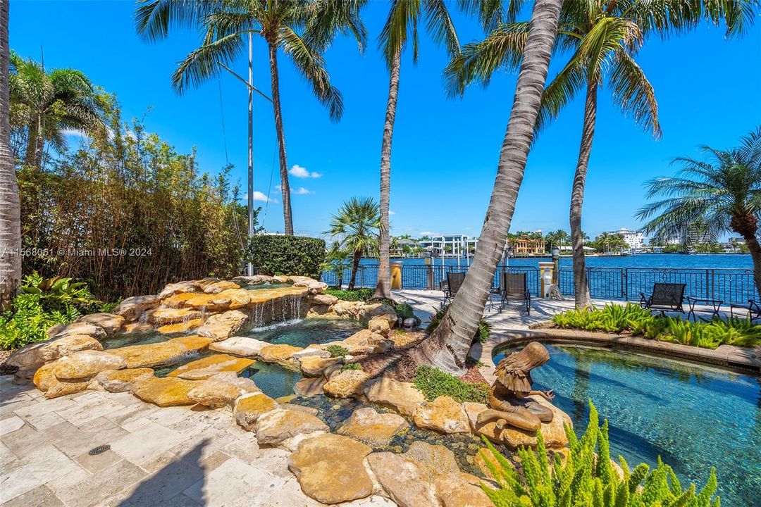 Vendido Recientemente: $17,875,000 (8 camas, 10 baños, 12262 Pies cuadrados)