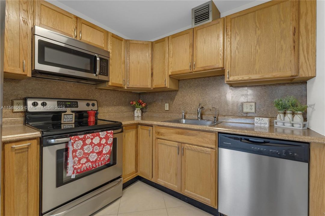 Active With Contract: $145,000 (2 beds, 2 baths, 1044 Square Feet)