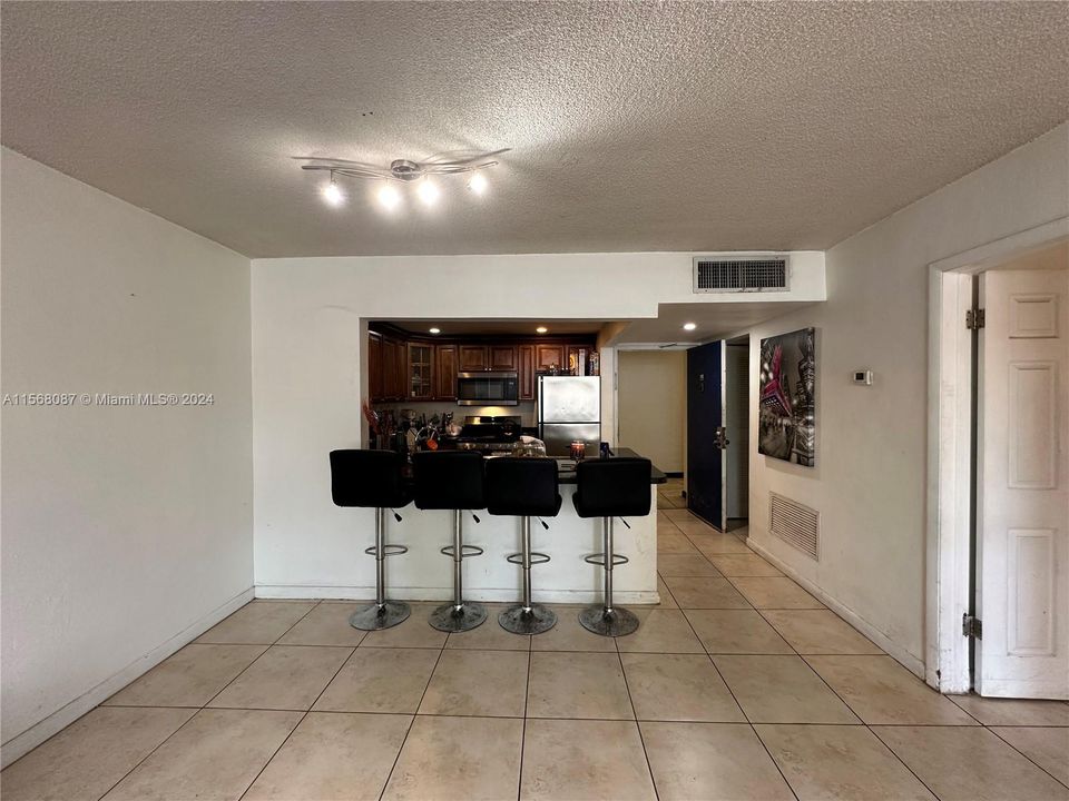 Active With Contract: $195,000 (1 beds, 1 baths, 801 Square Feet)