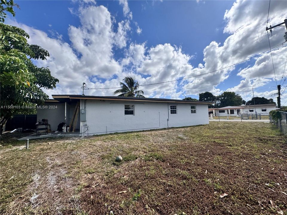 For Sale: $599,900 (4 beds, 2 baths, 1494 Square Feet)
