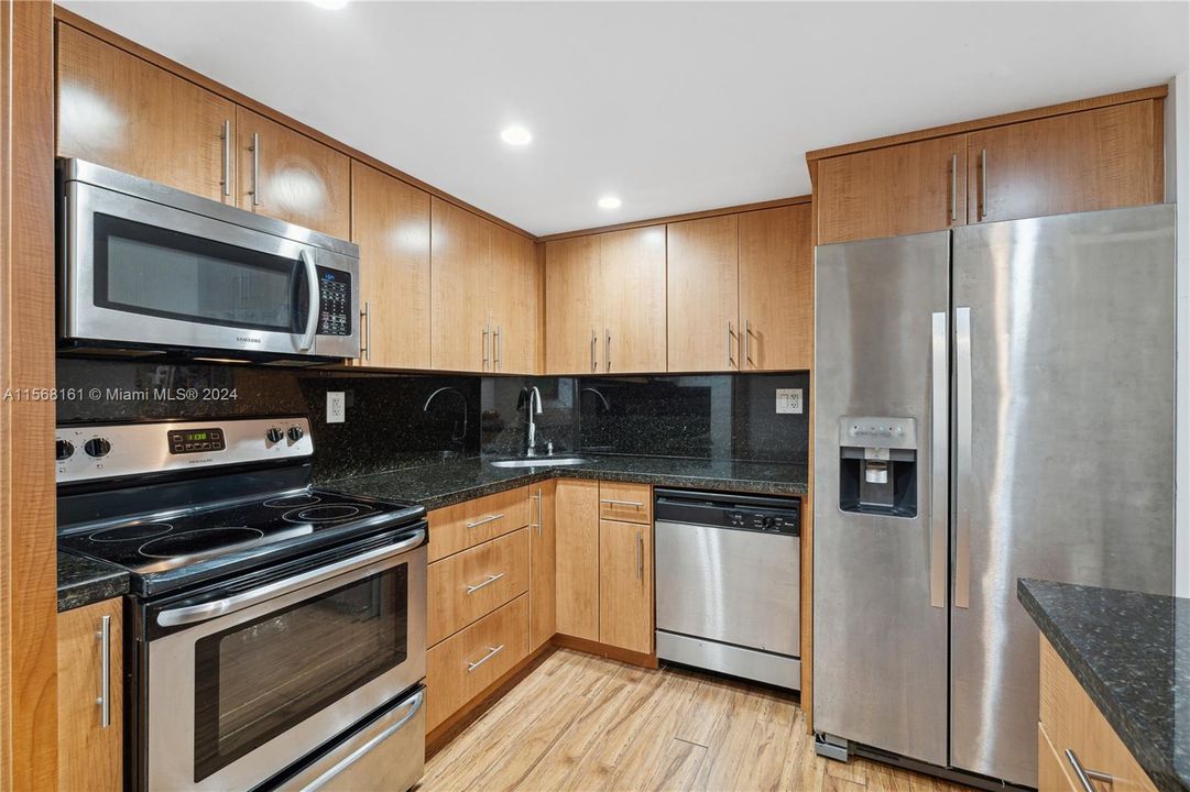 For Sale: $540,000 (1 beds, 1 baths, 930 Square Feet)