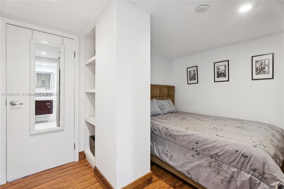 For Sale: $520,000 (1 beds, 1 baths, 930 Square Feet)