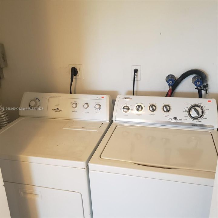 Active With Contract: $2,400 (2 beds, 2 baths, 1415 Square Feet)