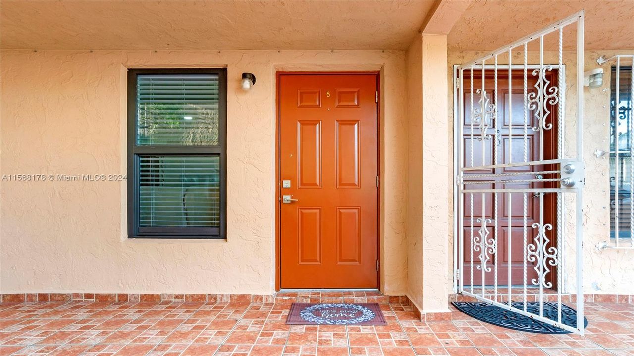For Sale: $339,999 (2 beds, 1 baths, 1065 Square Feet)