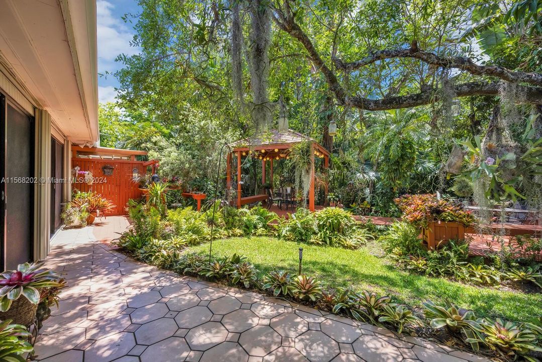 Recently Sold: $1,800,000 (5 beds, 3 baths, 3401 Square Feet)