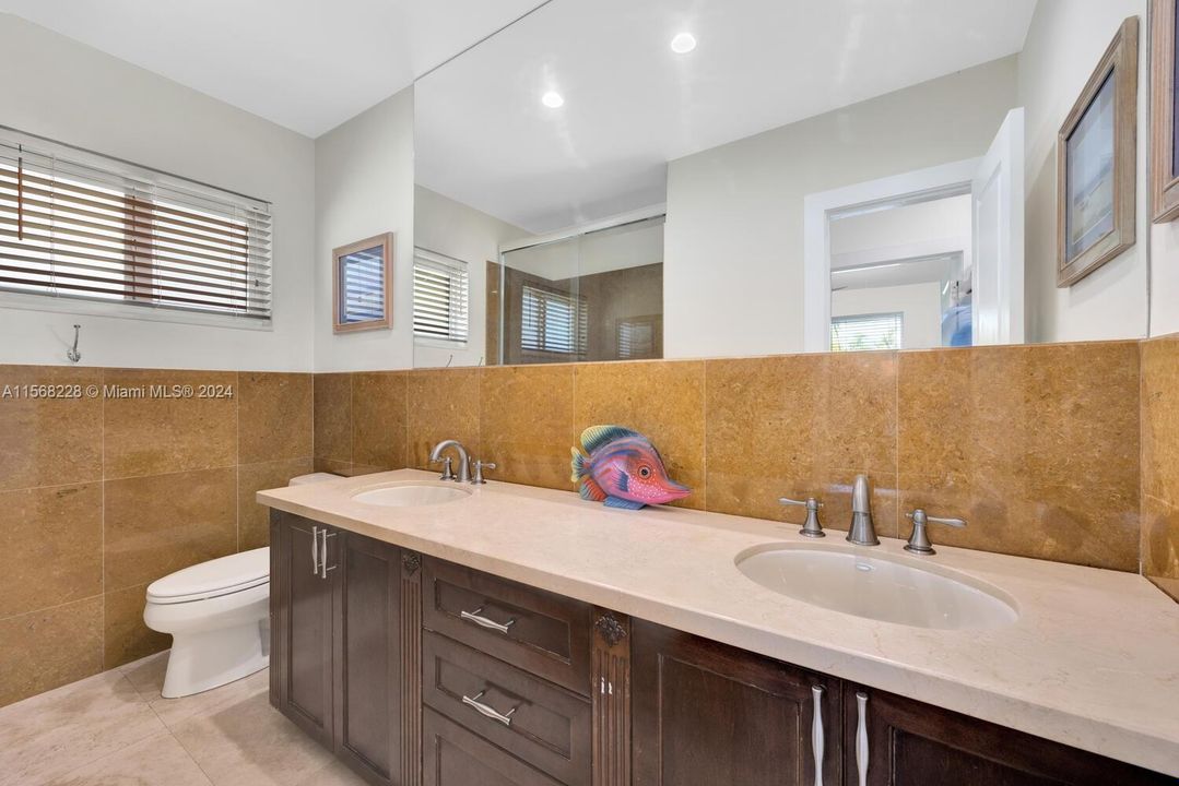 For Sale: $1,100,000 (3 beds, 2 baths, 1760 Square Feet)
