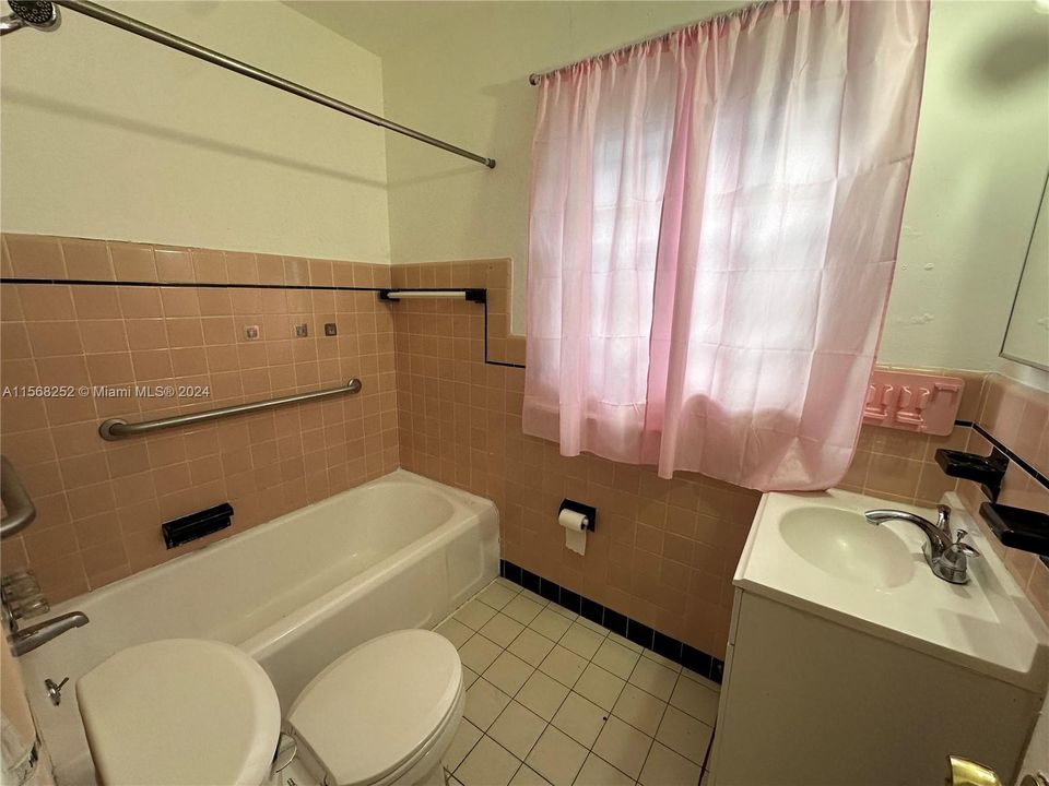 待售: $650,000 (4 贝兹, 2 浴室, 1435 平方英尺)