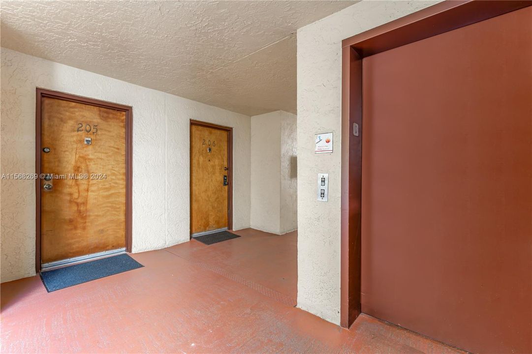 For Sale: $345,000 (1 beds, 1 baths, 980 Square Feet)