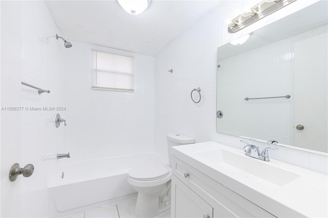 Active With Contract: $399,900 (2 beds, 1 baths, 864 Square Feet)