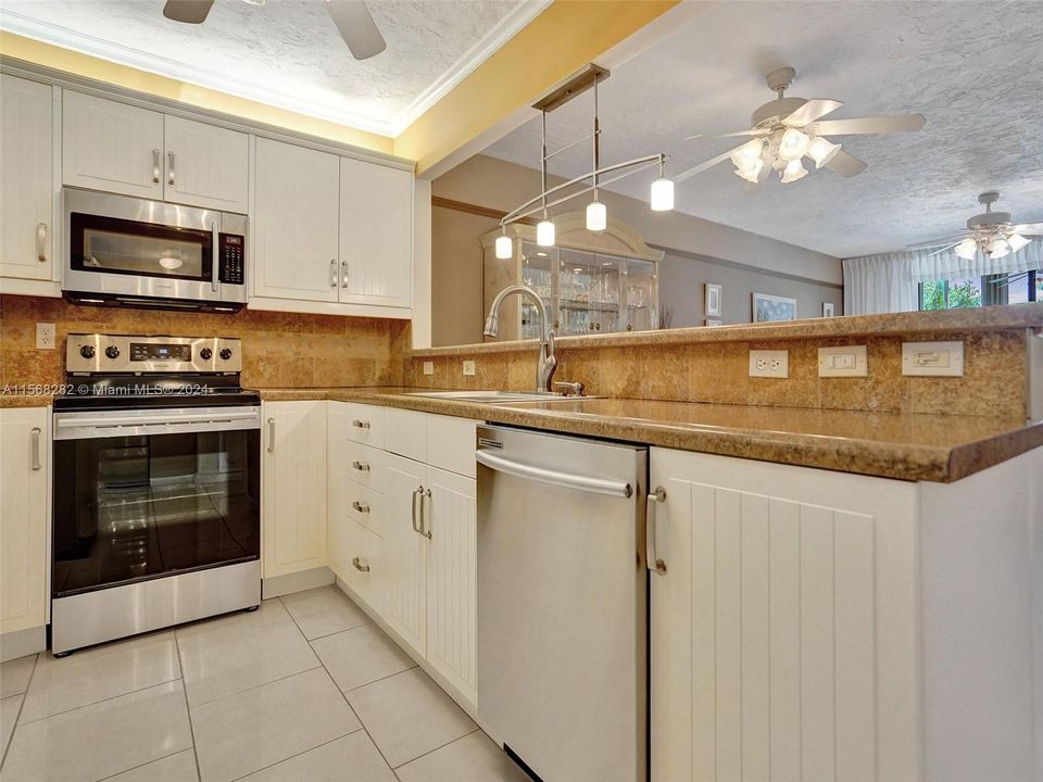 For Sale: $169,000 (2 beds, 2 baths, 1010 Square Feet)