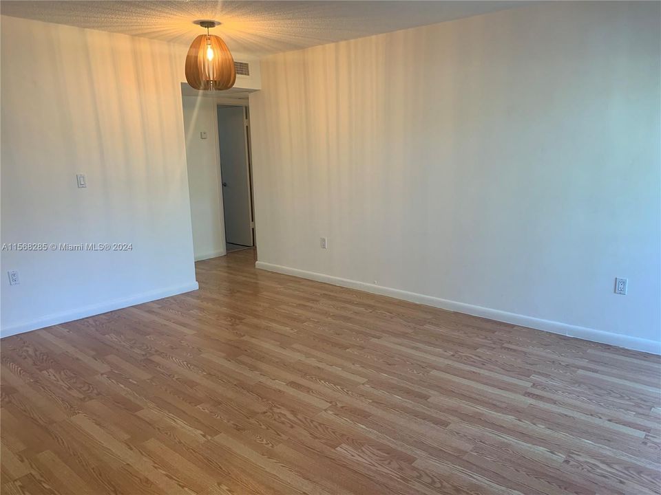 For Sale: $310,000 (2 beds, 1 baths, 866 Square Feet)