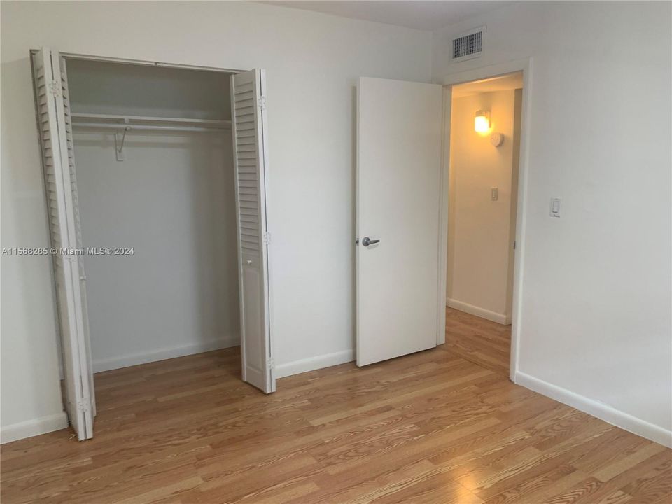 For Sale: $310,000 (2 beds, 1 baths, 866 Square Feet)