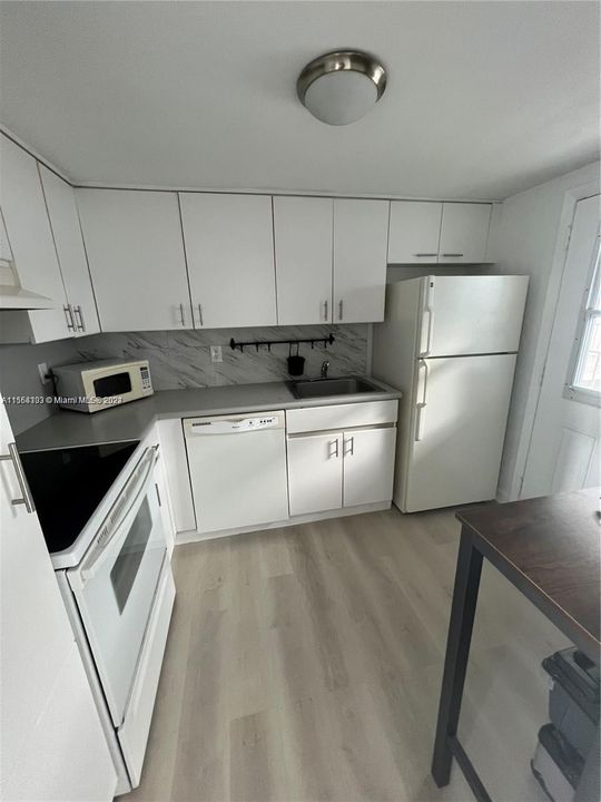 For Rent: $1,850 (1 beds, 1 baths, 748 Square Feet)