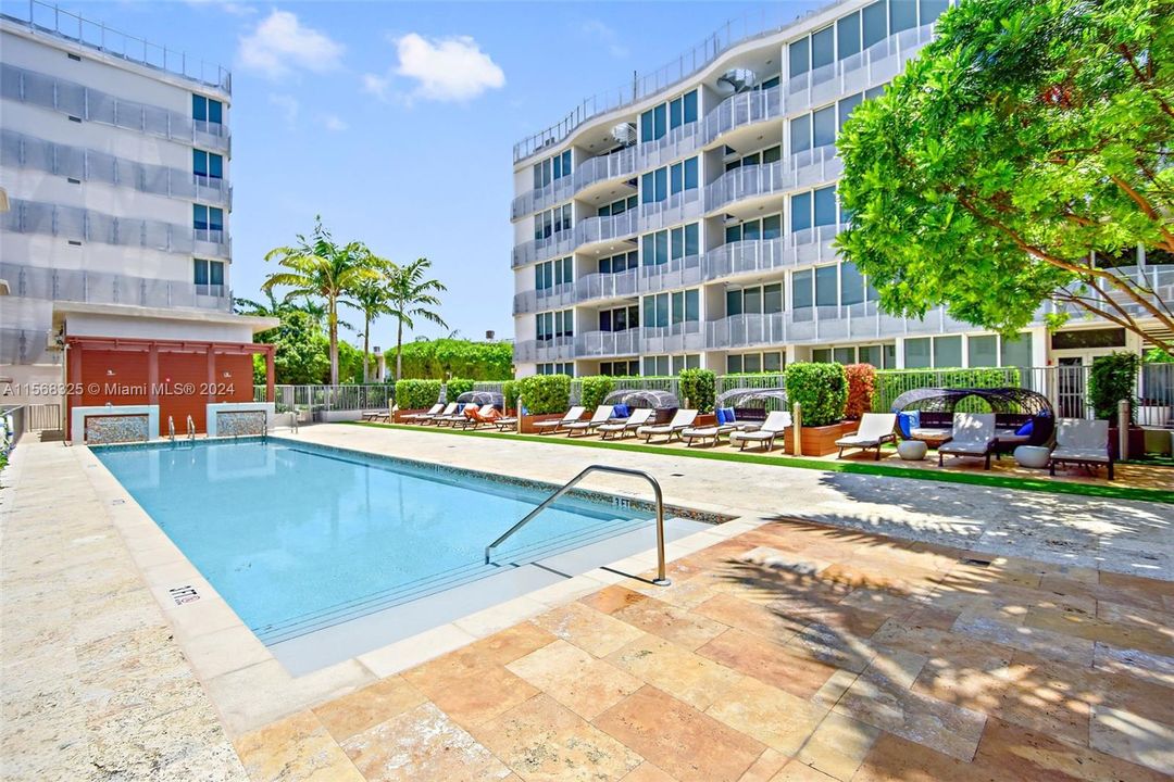 For Sale: $1,195,000 (1 beds, 2 baths, 956 Square Feet)