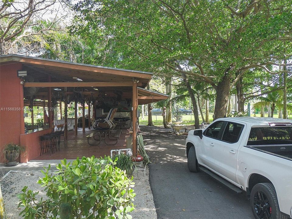 En Venta: $750,000 (1.36 acres)