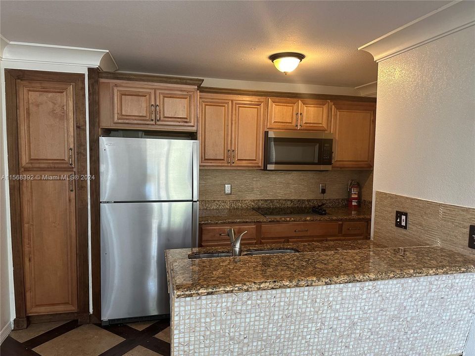 Active With Contract: $1,900 (1 beds, 1 baths, 765 Square Feet)