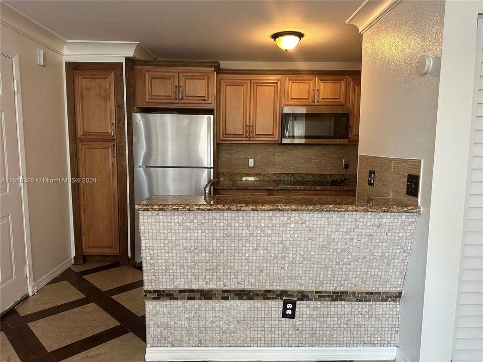 Active With Contract: $1,900 (1 beds, 1 baths, 765 Square Feet)